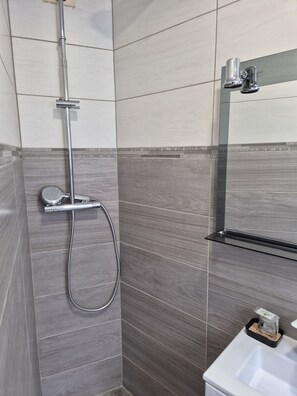 Een douche, een haardroger, handdoeken