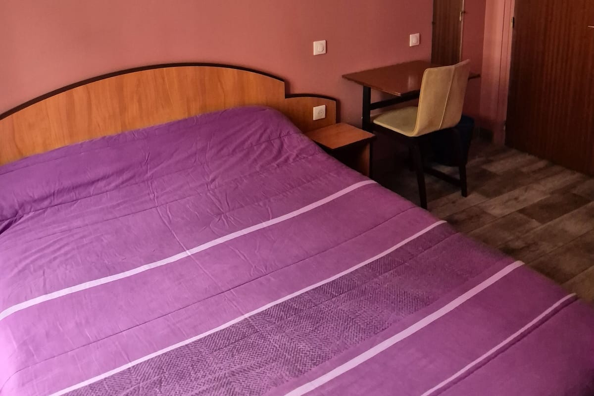 Hypoallergeen beddengoed, een bureau, een strijkplank/strijkijzer