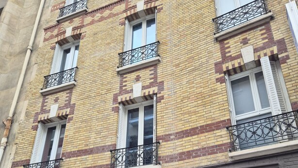A building with a sign reading "LE CARROSSE" above the entrance. - Hôtel Le Carrosse (Paris)