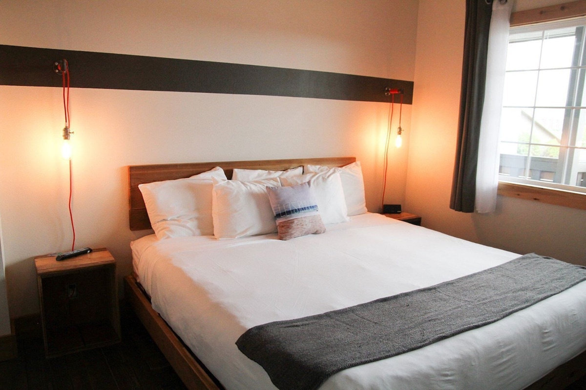 Down comforters, memory foam beds, desk, WiFi (free)