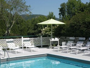 Outdoor pool, sun loungers - Cedar Crest Inn (Camden)