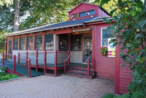 Restaurant - Cedar Crest Inn (Camden)