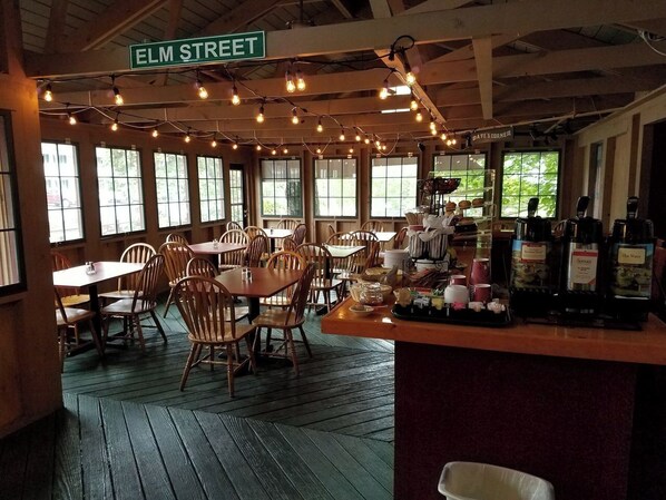 Restaurant - Cedar Crest Inn (Camden)