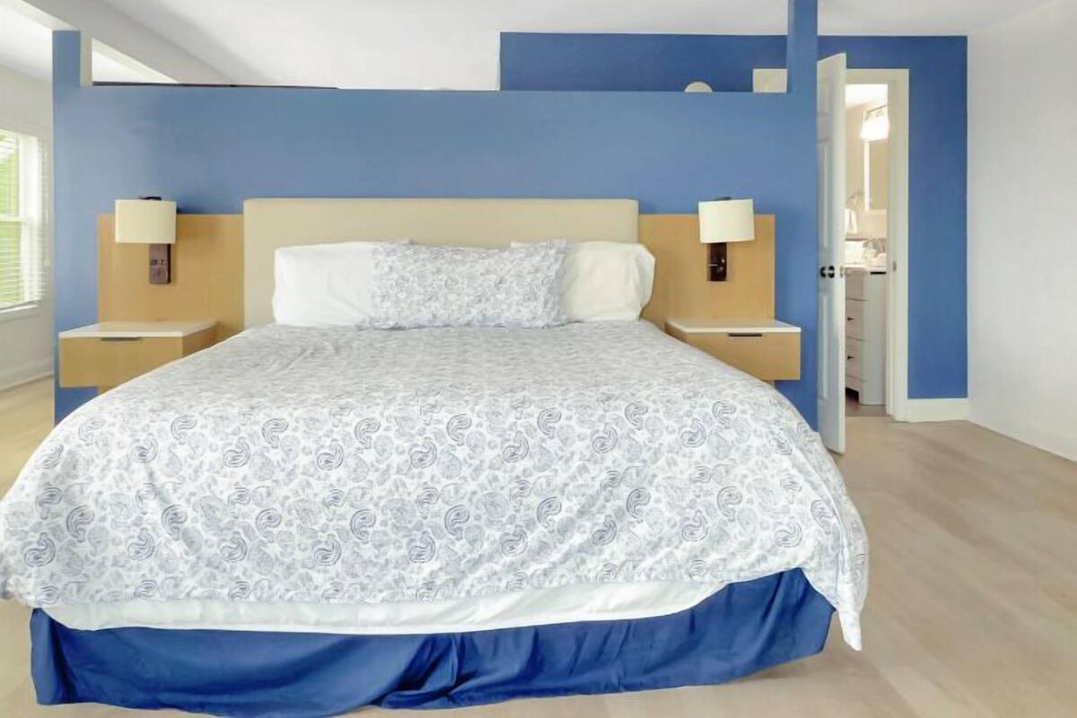 Ropa de cama de alta calidad y espacio para trabajar con laptop 