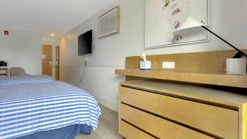 Espacio para trabajar con laptop, wifi gratis y ropa de cama
