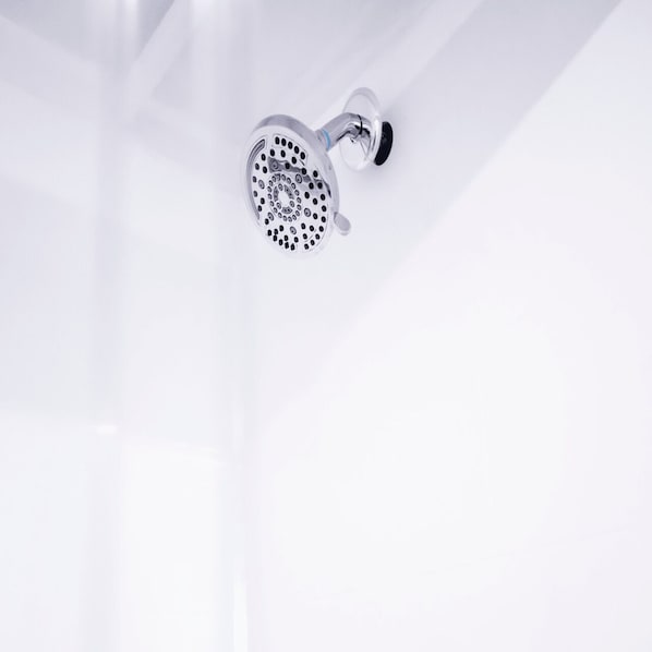 Deluxe Single Room | Bathroom | Shower, hydromassage showerhead, towels, soap