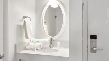 Superior Single Room | Bathroom | Shower, hydromassage showerhead, towels, soap