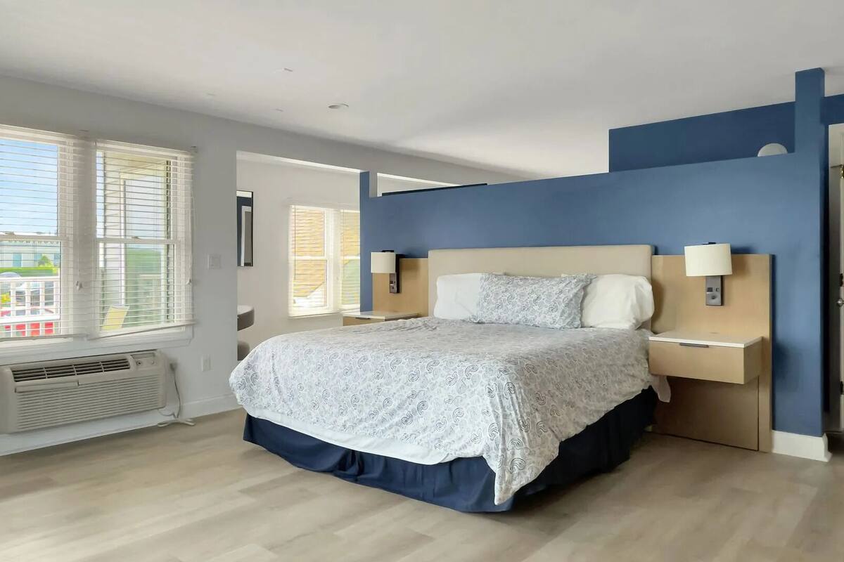 Ropa de cama de alta calidad y espacio para trabajar con laptop 