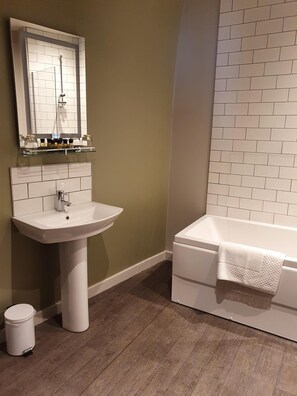 Deluxe Double Room, Ensuite (Super King or Twin Deluxe) | Bathroom - The Coach and Horses (Hexham)