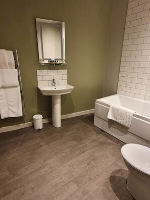 Deluxe Double Room, Ensuite (Super King or Twin Deluxe) | Bathroom - The Coach and Horses (Hexham)