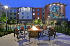 Outdoor pool, sun loungers - Homewood Suites by Hilton TechRidge Parmer @ I-35 (Austin)