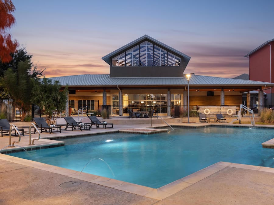 Una piscina al aire libre, tumbonas