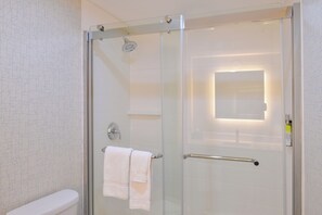 Habitación estándar, 1 cama de matrimonio grande | Baño | Ducha y cabezal de ducha con hidromasaje