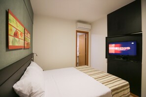 1 habitación, caja de seguridad en la habitación y escritorio 