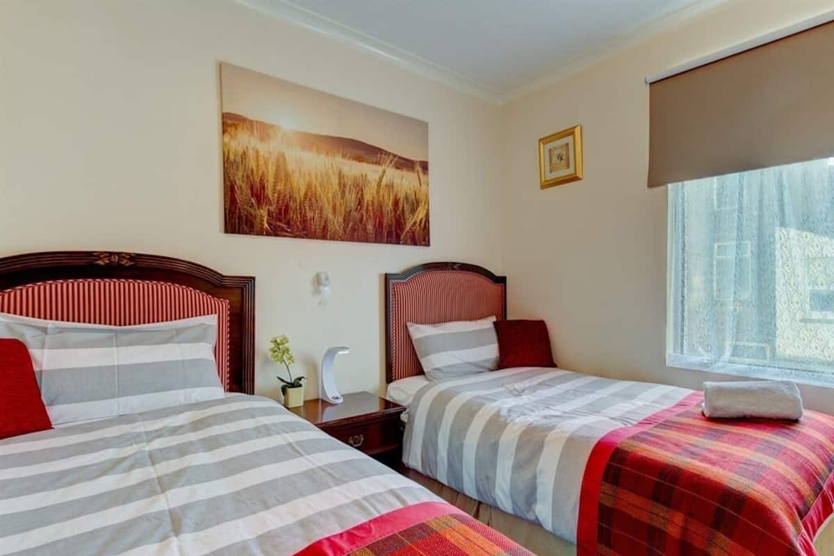 Chambre avec lits jumeaux, salle de bains commune
