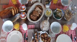 Café da manhã completo grátis todos os dias