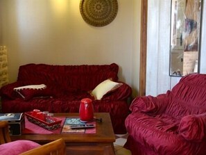 TV, fireplace - Les Chambres de Pontfol (Victot - Pontfol)