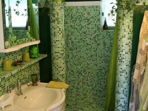 Quarto casal, banheiro privativo | Banheiro | Produtos de toalete grátis, secador de cabelo, roupões de banho 