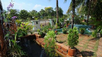 Bungalow (2 Km away from main building) | Garden