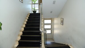 Staircase - Bawga Theiddhi Hotel Kyaik Hto (Kyaikto)