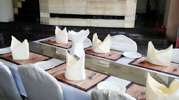 حيث تُقدم وجبات الإفطار، الغداء، العشاء، الأطباق العالمية