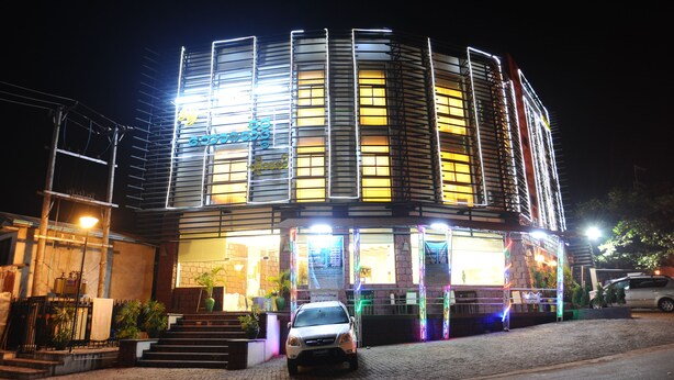 Front of property – evening/night - Bawga Theiddhi Hotel Kyaik Hto (Kyaikto)