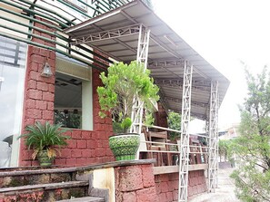 Outdoor dining - Bawga Theiddhi Hotel Kyaik Hto (Kyaikto)