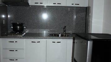 Refrigerador con congelador, parrilla de estufa y cafetera y tetera