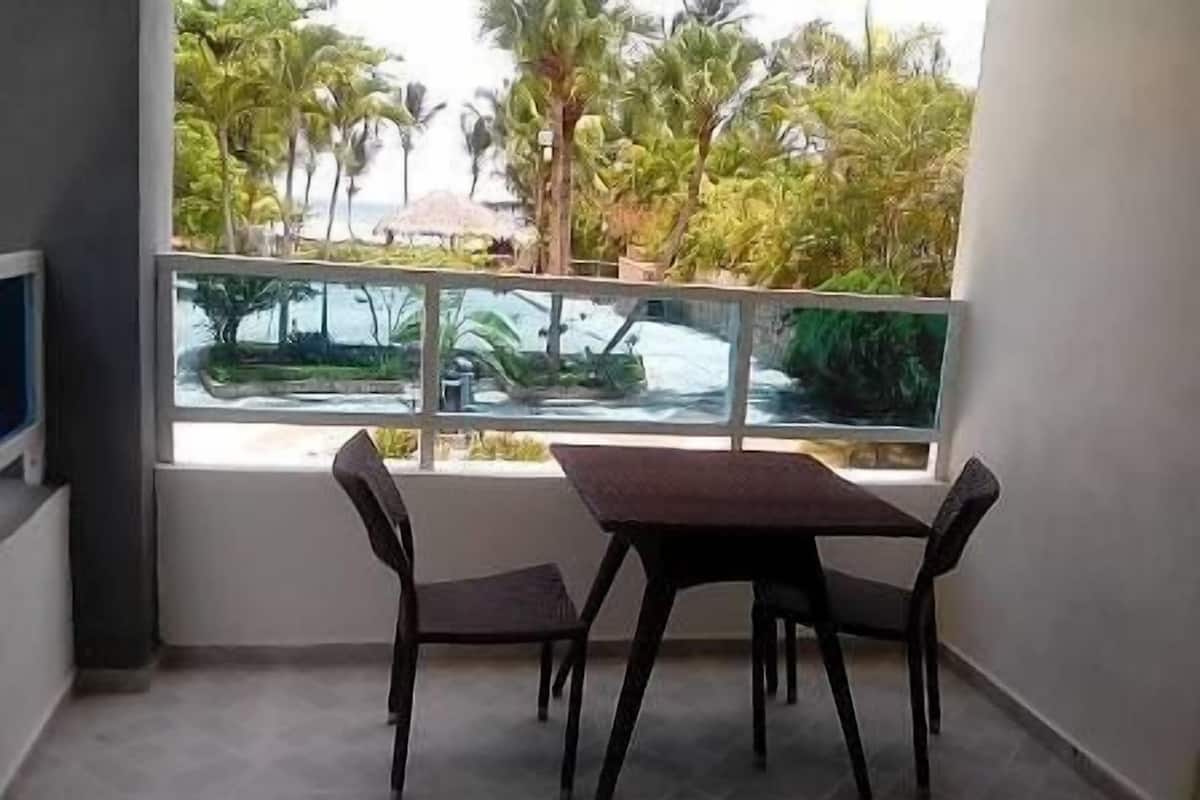 One Bedroom Apartment (Pool View) | Balcony