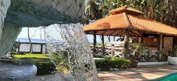 Una piscina al aire libre, tumbonas