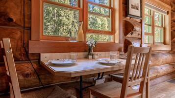 Columbia Cabin | Living area