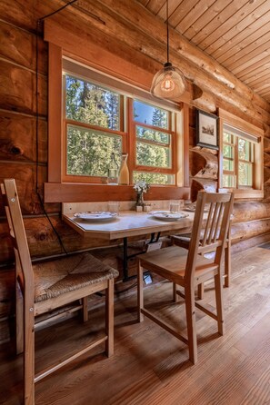 Columbia Cabin | Living area - Moberly Lodge (Golden)