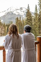 Deluxe Suite, Balcony, Mountain View | Premium bedding, iron/ironing board, free WiFi, bed sheets