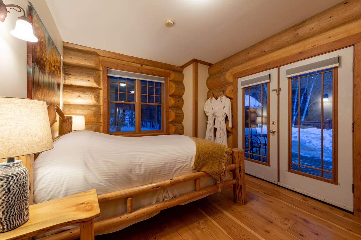 Deluxe Room, 1 Queen Bed, Mountain View | Premium bedding, iron/ironing board, free WiFi, bed sheets