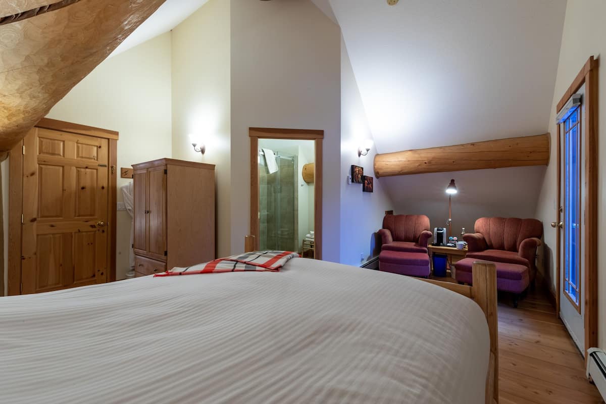 Deluxe Suite, Balcony, Mountain View | Premium bedding, iron/ironing board, free WiFi, bed sheets
