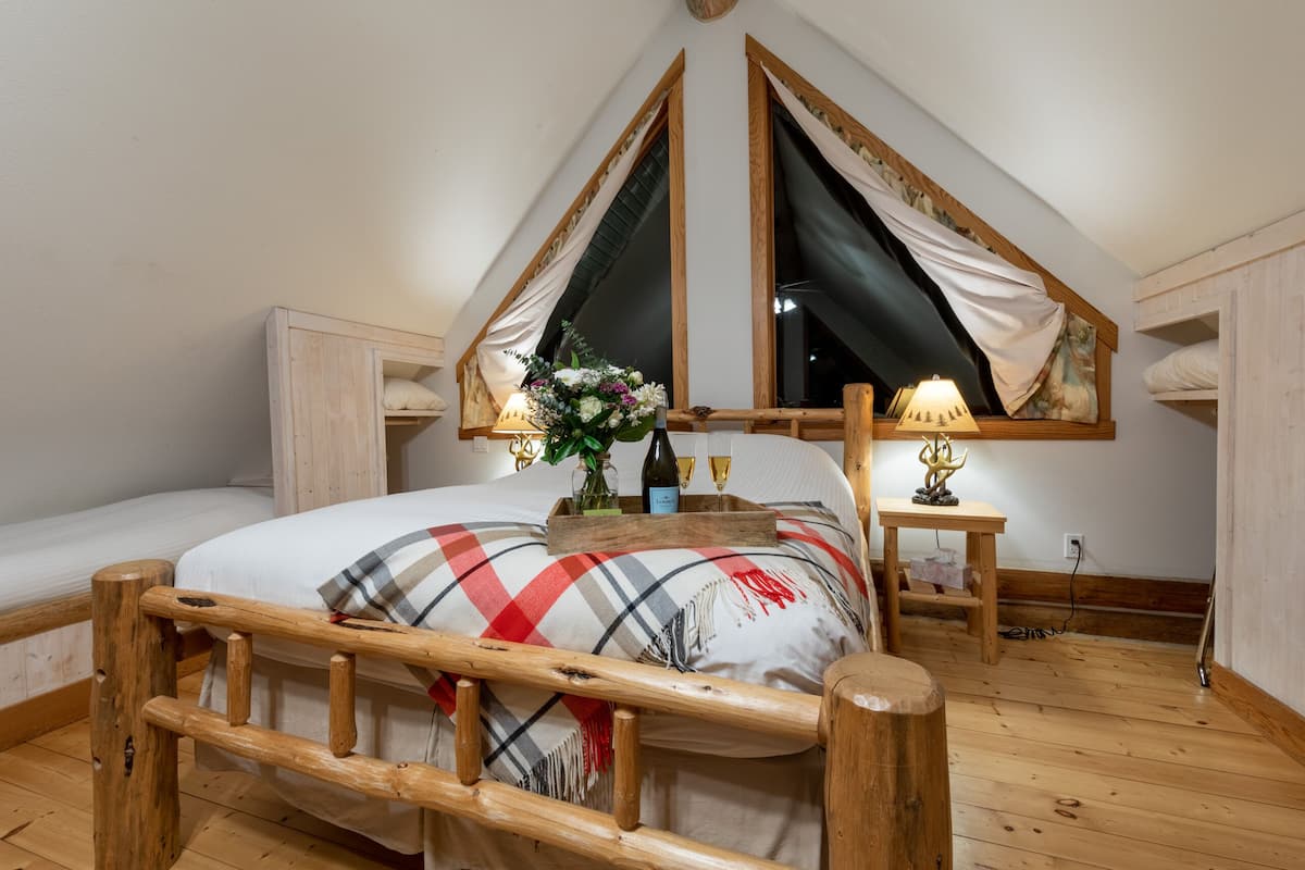 Kicking Horse Cabin | Premium bedding, iron/ironing board, free WiFi, bed sheets