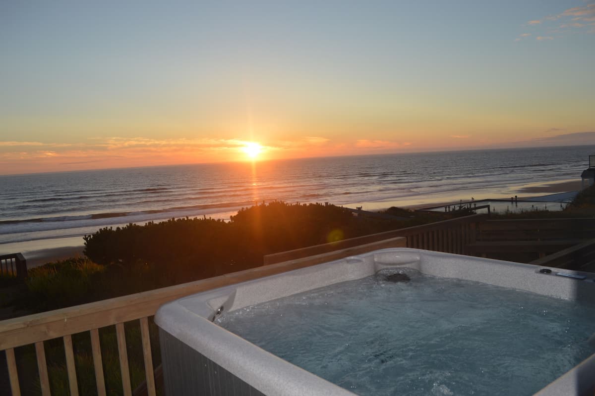 House, 2 Bedrooms, Hot Tub, Oceanfront | Jetted bathtub