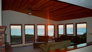 House, 2 Bedrooms, Hot Tub, Oceanfront | Living area