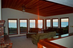 單棟房屋, 2 間臥室, 熱水浴缸, 海濱 | 客廳 | 50 吋平面電視連有線電視頻道、電視、壁爐