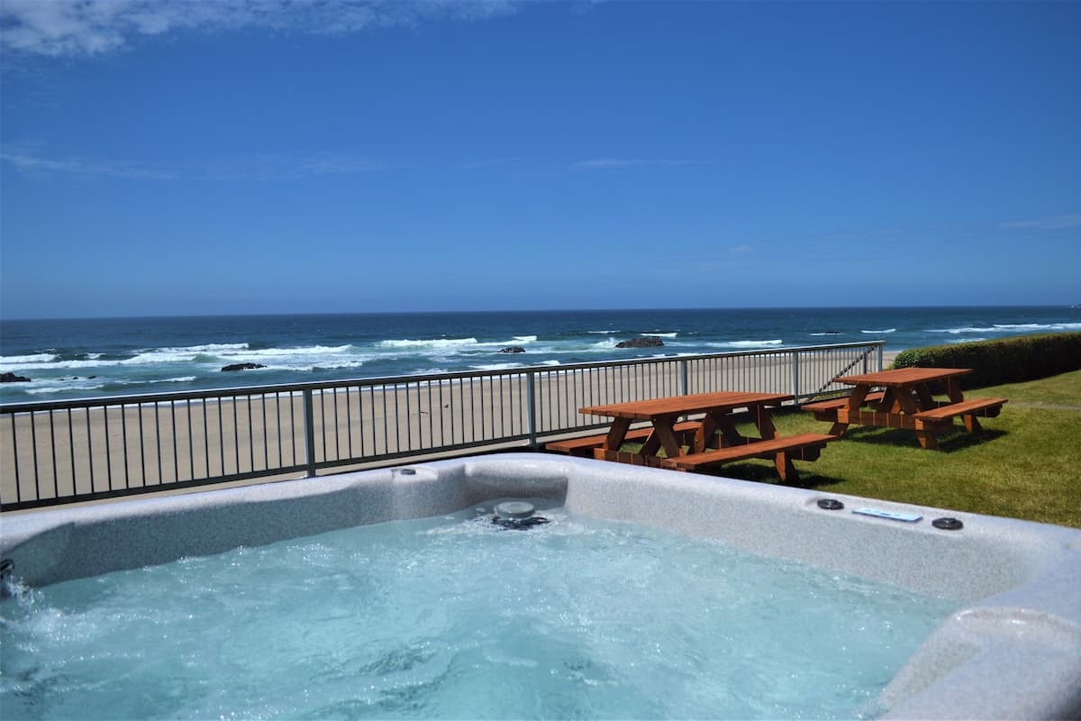 House, 3 Bedrooms, Hot Tub, Beachfront (Beach Access) | Jetted bathtub