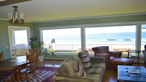 House, 3 Bedrooms, Hot Tub, Beachfront (Beach Access) | Living area