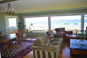 單棟房屋, 3 間臥室, 熱水浴缸, 海濱 (Beach Access) | 客廳 | 50 吋平面電視連有線電視頻道、電視、壁爐