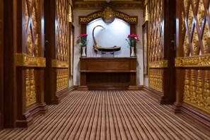 Royal Queen Room | Minibar, in-room safe, desk, blackout drapes