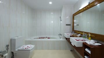 Un baño moderno con bañera, inodoro y lavamanos.
