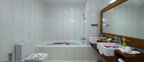 Un baño moderno con bañera, inodoro y lavamanos.