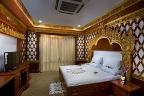Royal Suite Room | Minibar, in-room safe, desk, blackout drapes