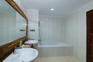 Suite | Bathroom | Combined shower/tub, free toiletries, hair dryer, bathrobes