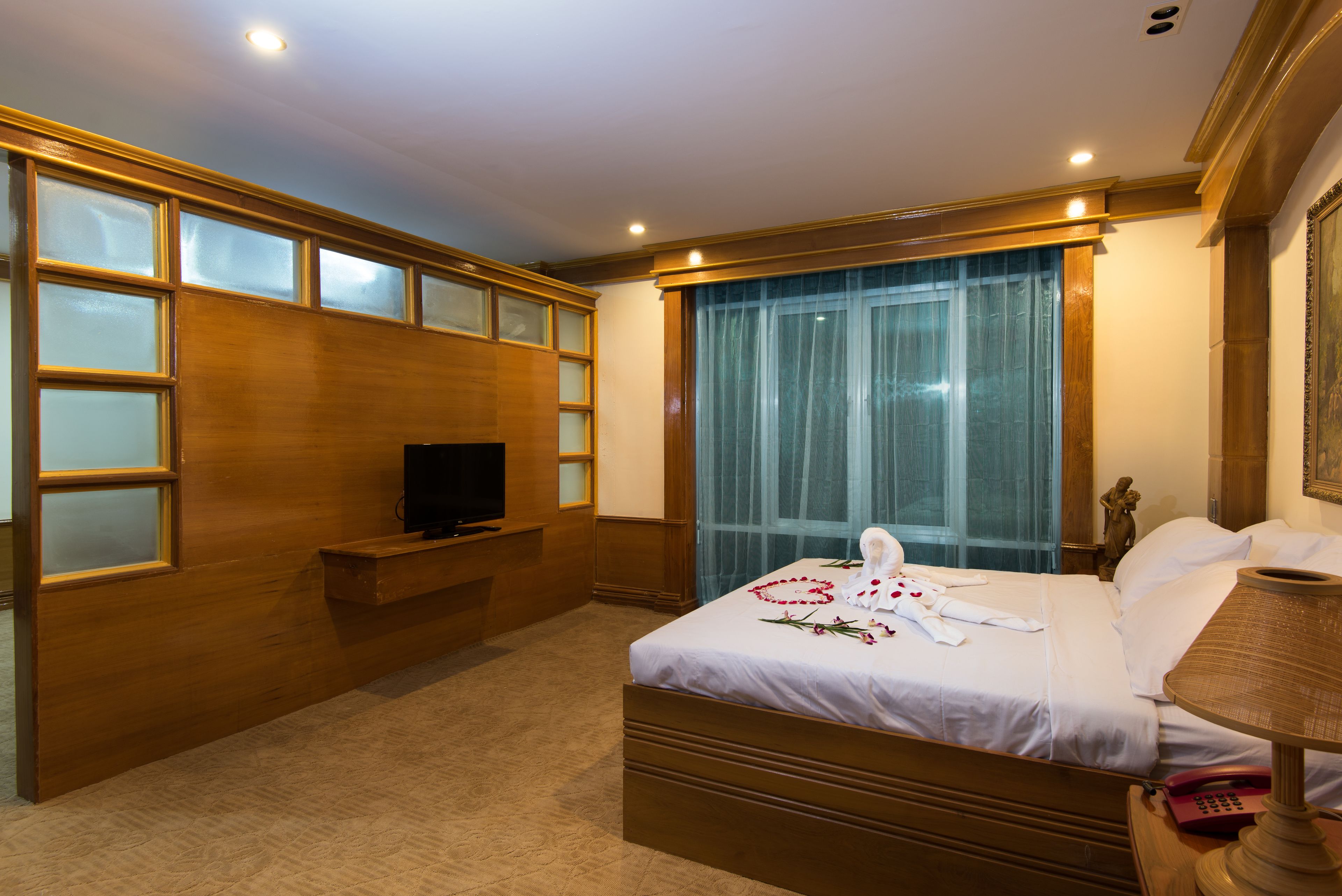 Suite | Een minibar, een kluis op de kamer, een bureau, verduisterende gordijnen