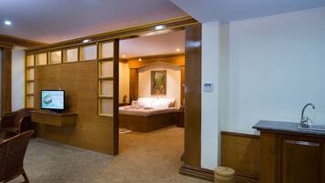 Suite | Minibar, coffres-forts dans les chambres, bureau, rideaux occultants