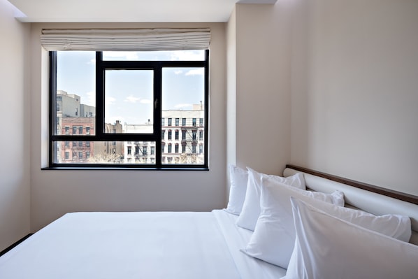 Skrivebord, arbejdsområde til bærbare computere, gratis Wi-Fi, sengetøj